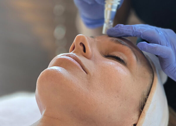 Mujer realizándose tratamiento de belleza
