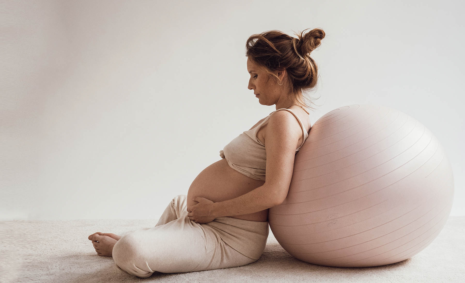 Mujer embarazada con fitball