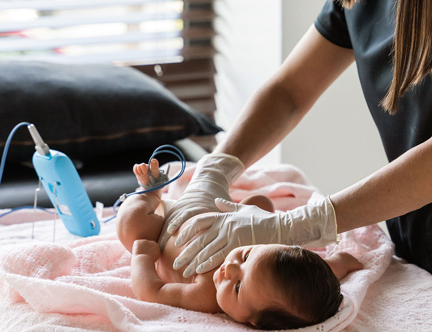 Bebé en consulta de médico