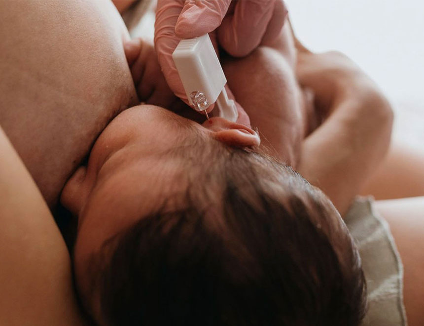 Puesta de pendientes a bebé
