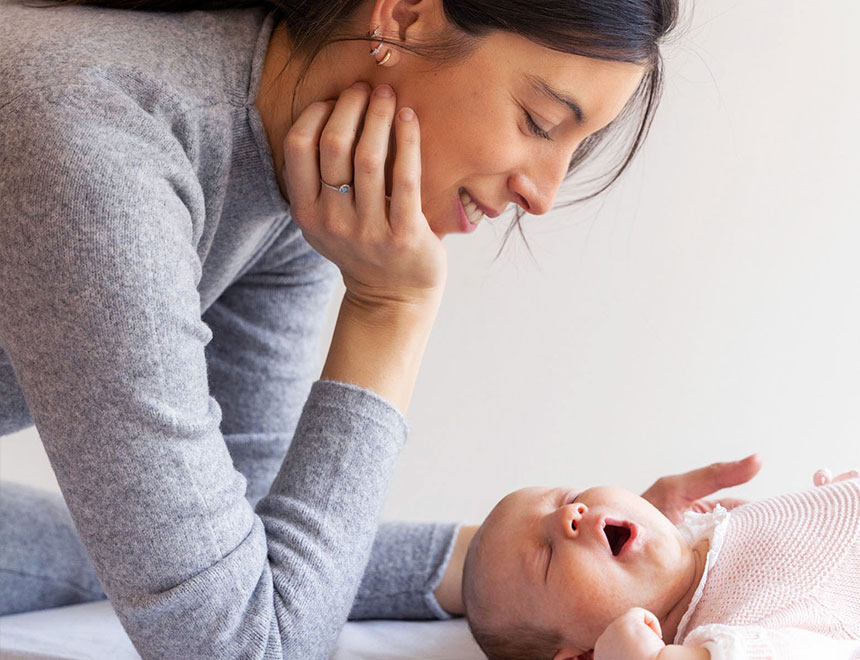 Madre con su bebé que bosteza